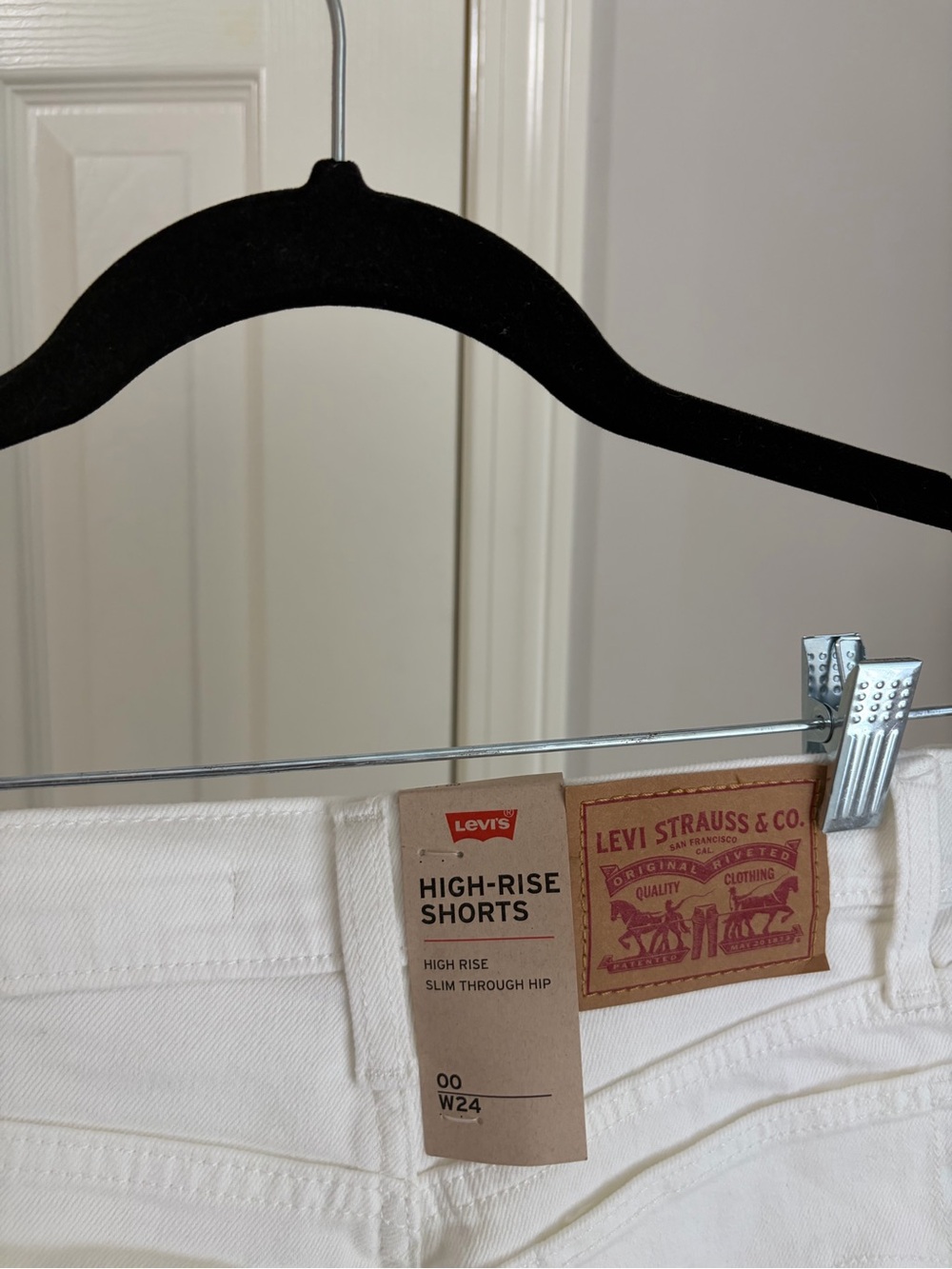 Levi’s High Rise Short - Picture 2 of 2